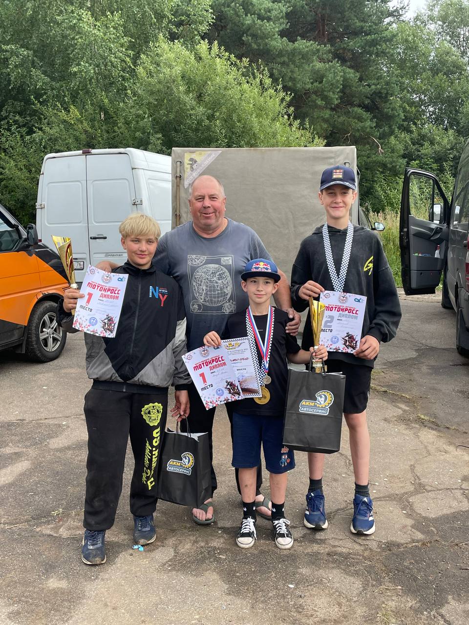 Фотоотчет с соревнований по мотокроссу в городе Кострома 2025 год. Награждения команды Hawks Team MX