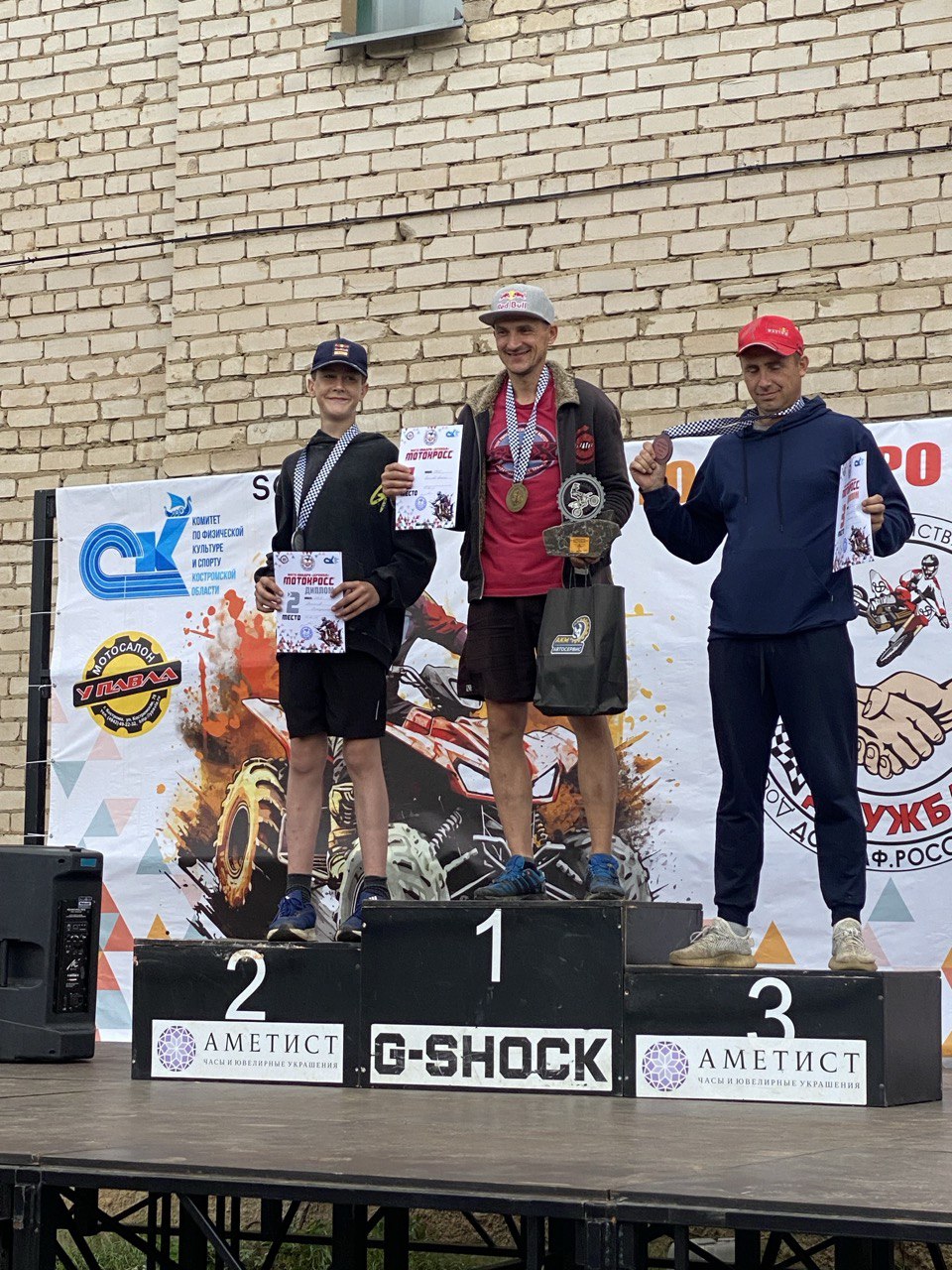 Фотоотчет с соревнований по мотокроссу в городе Кострома 2025 год. Награждения команды Hawks Team MX