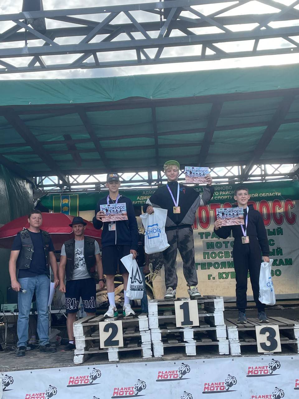 Фотоотчет с соревнований по мотокроссу в городе Кувшиново 2025 год. Награждения команды Hawks Team MX