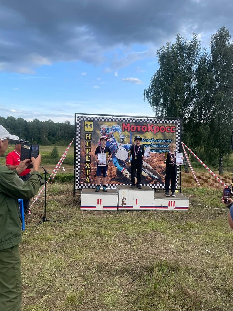 Фотоотчет с соревнований по мотокроссу в городе Нерехта 2025 год. Награждения команды Hawks Team MX