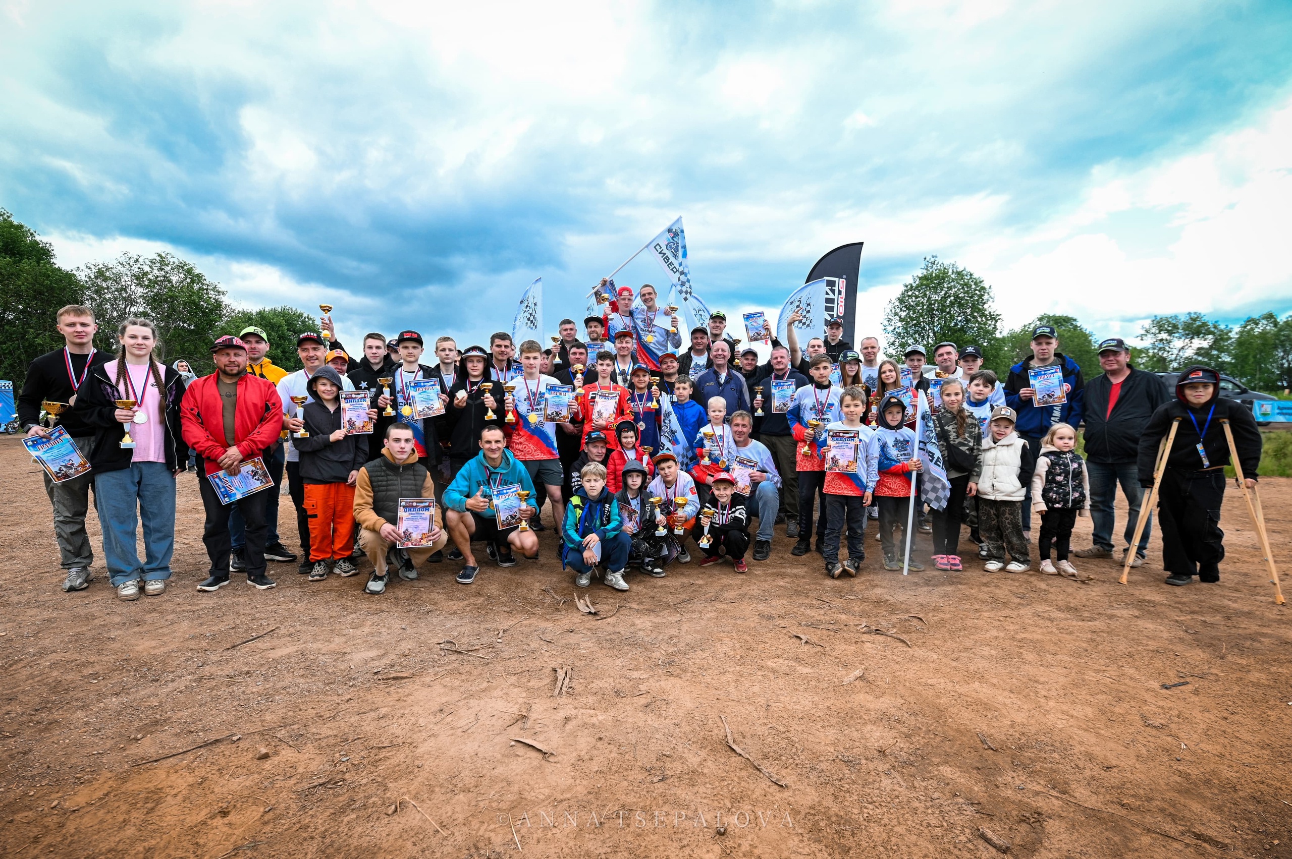 Фотоотчет со второго этап Чемпионата Вологодской области по мотокроссу в городе Кириллов 2025 год. Командное фото Hawks Team MX