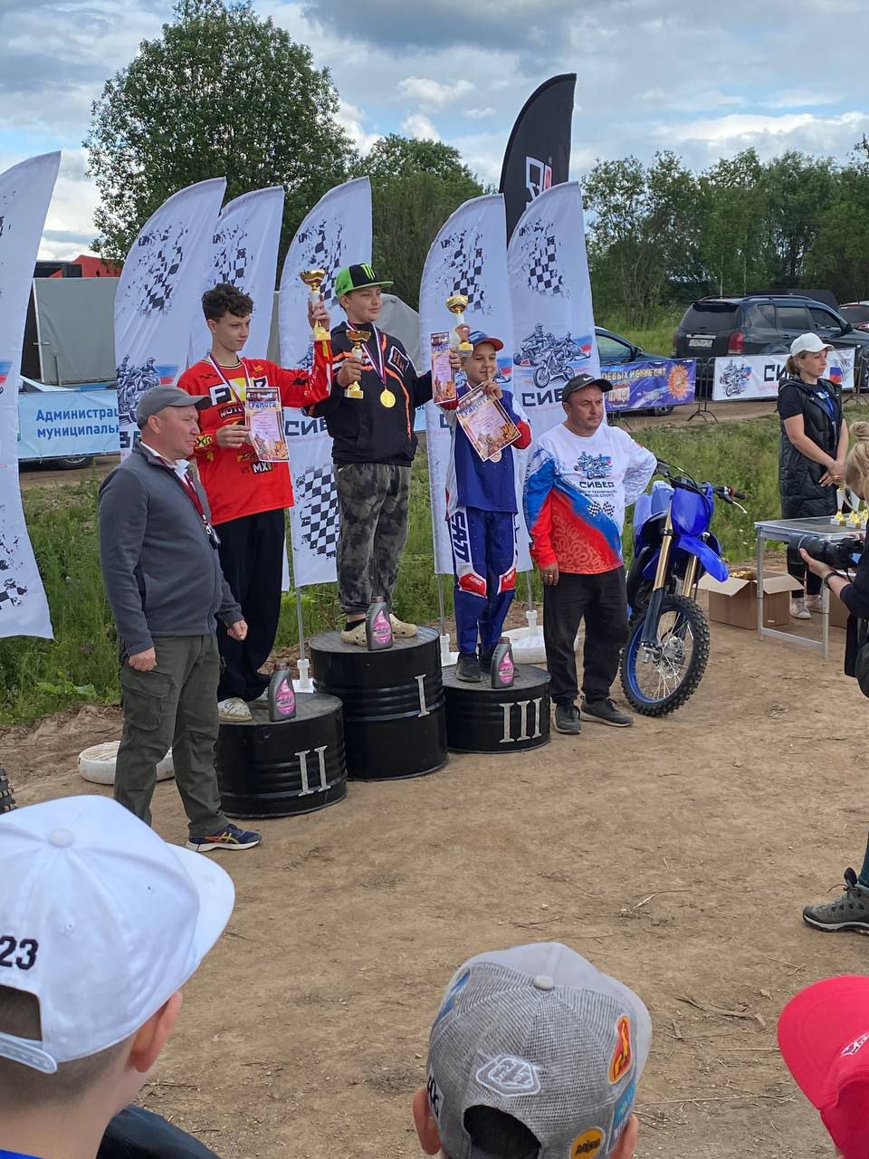 Фотоотчет со второго этап Чемпионата Вологодской области по мотокроссу в городе Кириллов 2025 год. Награждение 1 место в классе 85 см3 Завьялов Артем Hawks Team MX